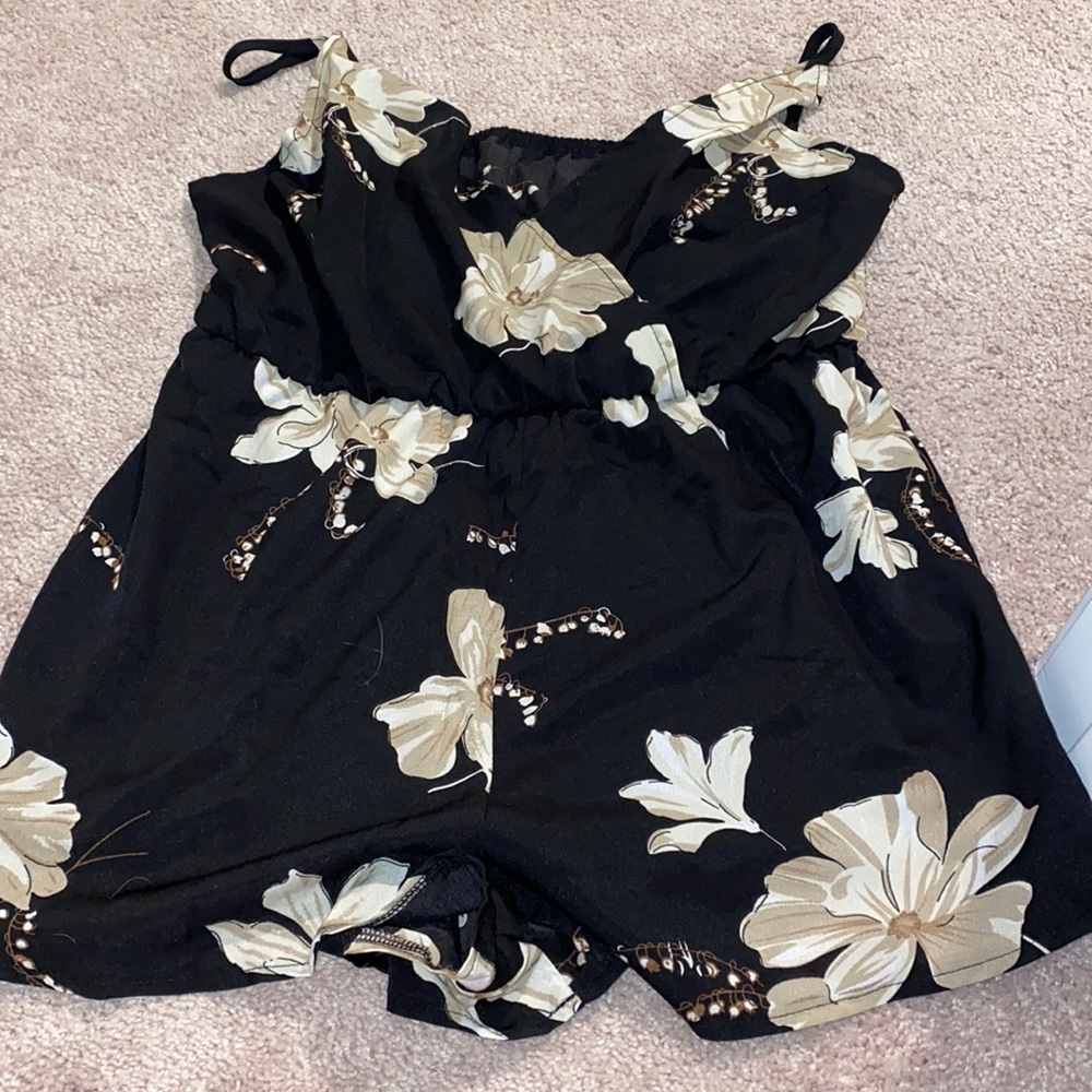 🌻V-NECK ADORABLE ROMPER!